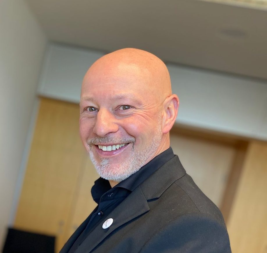 Das Bild zeigt Ulf Lange gut gelaunt in seinem Büro im Sächsischen Landtag